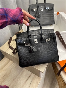 {{productViewItem.photos[photoViewList.activeNavIndex].Alt || productViewItem.photos[photoViewList.activeNavIndex].Description || 'Сумка Hermes Birkin 25см'}}
