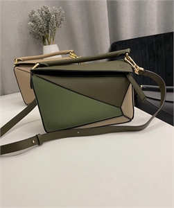 {{productViewItem.photos[photoViewList.activeNavIndex].Alt || productViewItem.photos[photoViewList.activeNavIndex].Description || 'Сумка Loewe 24 см'}}