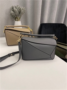 {{productViewItem.photos[photoViewList.activeNavIndex].Alt || productViewItem.photos[photoViewList.activeNavIndex].Description || 'Сумка Loewe 24 см'}}