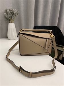 {{productViewItem.photos[photoViewList.activeNavIndex].Alt || productViewItem.photos[photoViewList.activeNavIndex].Description || 'Сумка Loewe 24 см'}}