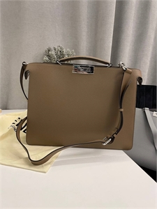 {{productViewItem.photos[photoViewList.activeNavIndex].Alt || productViewItem.photos[photoViewList.activeNavIndex].Description || 'Сумка портфель Fendi'}}