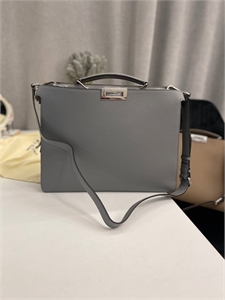 {{productViewItem.photos[photoViewList.activeNavIndex].Alt || productViewItem.photos[photoViewList.activeNavIndex].Description || 'Сумка портфель Fendi'}}