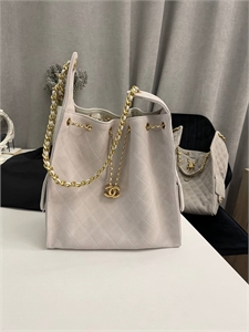 {{productViewItem.photos[photoViewList.activeNavIndex].Alt || productViewItem.photos[photoViewList.activeNavIndex].Description || 'Сумка Chanel'}}
