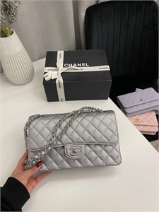 {{productViewItem.photos[photoViewList.activeNavIndex].Alt || productViewItem.photos[photoViewList.activeNavIndex].Description || 'Сумка Chanel'}}