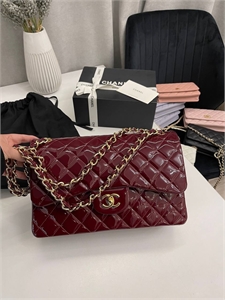 {{productViewItem.photos[photoViewList.activeNavIndex].Alt || productViewItem.photos[photoViewList.activeNavIndex].Description || 'Сумка Chanel'}}