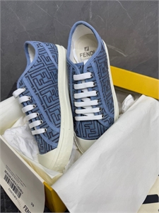 {{productViewItem.photos[photoViewList.activeNavIndex].Alt || productViewItem.photos[photoViewList.activeNavIndex].Description || 'Кеды FENDI'}}