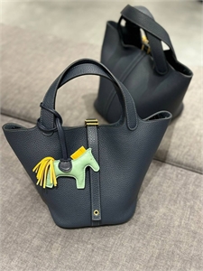 {{productViewItem.photos[photoViewList.activeNavIndex].Alt || productViewItem.photos[photoViewList.activeNavIndex].Description || 'Сумка HERMES'}}