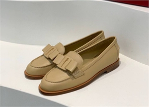 {{productViewItem.photos[photoViewList.activeNavIndex].Alt || productViewItem.photos[photoViewList.activeNavIndex].Description || 'Лоферы SALVATORE FERRAGAMO'}}