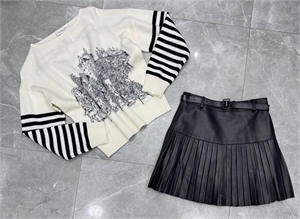 {{productViewItem.photos[photoViewList.activeNavIndex].Alt || productViewItem.photos[photoViewList.activeNavIndex].Description || 'Свитер  DIOR'}}