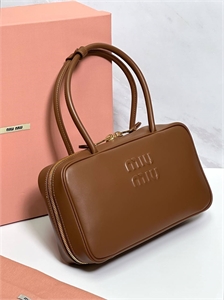 {{productViewItem.photos[photoViewList.activeNavIndex].Alt || productViewItem.photos[photoViewList.activeNavIndex].Description || 'Сумка MIU MIU'}}