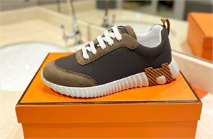 {{productViewItem.photos[photoViewList.activeNavIndex].Alt || productViewItem.photos[photoViewList.activeNavIndex].Description || 'Кроссовки HERMES'}}