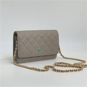 {{productViewItem.photos[photoViewList.activeNavIndex].Alt || productViewItem.photos[photoViewList.activeNavIndex].Description || 'Сумка CHANEL 19 см'}}