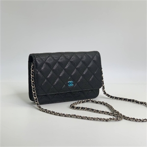 {{productViewItem.photos[photoViewList.activeNavIndex].Alt || productViewItem.photos[photoViewList.activeNavIndex].Description || 'Сумка CHANEL 19 см'}}