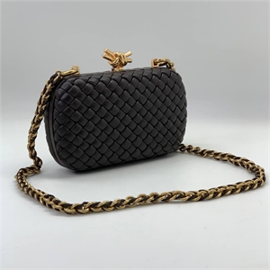 {{productViewItem.photos[photoViewList.activeNavIndex].Alt || productViewItem.photos[photoViewList.activeNavIndex].Description || 'Клатч BOTTEGA VENETA 20 см'}}