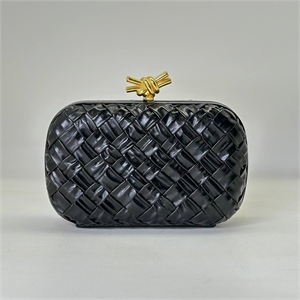 {{productViewItem.photos[photoViewList.activeNavIndex].Alt || productViewItem.photos[photoViewList.activeNavIndex].Description || 'Клатч BOTTEGA VENETA 20 см'}}