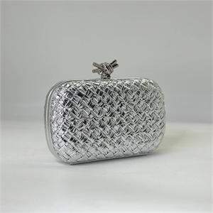 {{productViewItem.photos[photoViewList.activeNavIndex].Alt || productViewItem.photos[photoViewList.activeNavIndex].Description || 'Клатч BOTTEGA VENETA 20 см'}}