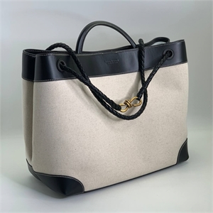 {{productViewItem.photos[photoViewList.activeNavIndex].Alt || productViewItem.photos[photoViewList.activeNavIndex].Description || 'Сумка BOTTEGA VENETA 32 см'}}