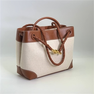 {{productViewItem.photos[photoViewList.activeNavIndex].Alt || productViewItem.photos[photoViewList.activeNavIndex].Description || 'Сумка BOTTEGA VENETA 32 см'}}