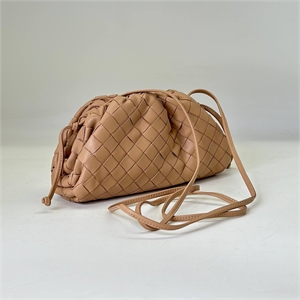 {{productViewItem.photos[photoViewList.activeNavIndex].Alt || productViewItem.photos[photoViewList.activeNavIndex].Description || 'Сумка BOTTEGA VENETA'}}