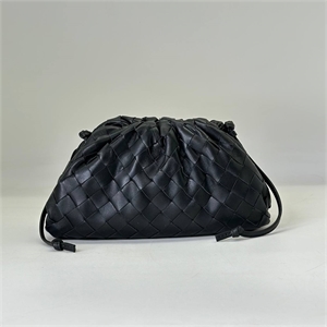 {{productViewItem.photos[photoViewList.activeNavIndex].Alt || productViewItem.photos[photoViewList.activeNavIndex].Description || 'Сумка BOTTEGA VENETA'}}