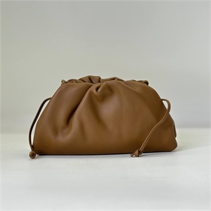 {{productViewItem.photos[photoViewList.activeNavIndex].Alt || productViewItem.photos[photoViewList.activeNavIndex].Description || 'Сумка BOTTEGA VENETA'}}