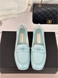 {{productViewItem.photos[photoViewList.activeNavIndex].Alt || productViewItem.photos[photoViewList.activeNavIndex].Description || 'Лоферы CHANEL'}}