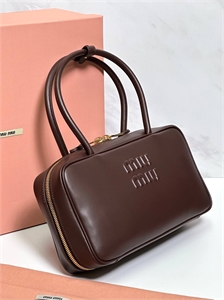 {{productViewItem.photos[photoViewList.activeNavIndex].Alt || productViewItem.photos[photoViewList.activeNavIndex].Description || 'Сумка MIU MIU'}}
