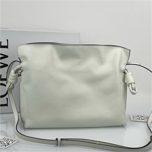 {{productViewItem.photos[photoViewList.activeNavIndex].Alt || productViewItem.photos[photoViewList.activeNavIndex].Description || 'Сумка LOEWE'}}