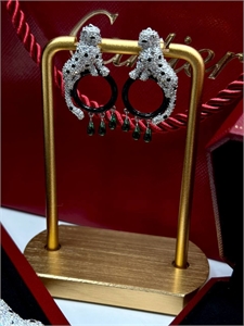 {{productViewItem.photos[photoViewList.activeNavIndex].Alt || productViewItem.photos[photoViewList.activeNavIndex].Description || 'Серьги CARTIER Серебро 925 п'}}