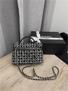 {{productViewItem.photos[photoViewList.activeNavIndex].Alt || productViewItem.photos[photoViewList.activeNavIndex].Description || 'Сумка Chanel'}}