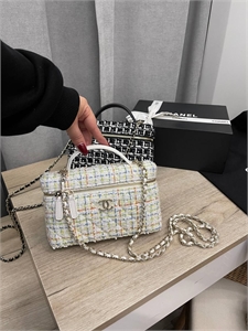 {{productViewItem.photos[photoViewList.activeNavIndex].Alt || productViewItem.photos[photoViewList.activeNavIndex].Description || 'Сумка Chanel'}}
