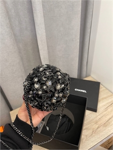 {{productViewItem.photos[photoViewList.activeNavIndex].Alt || productViewItem.photos[photoViewList.activeNavIndex].Description || 'Сумка Chanel'}}