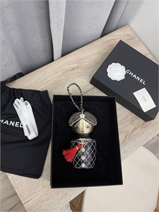{{productViewItem.photos[photoViewList.activeNavIndex].Alt || productViewItem.photos[photoViewList.activeNavIndex].Description || 'Сумка Chanel'}}