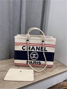 {{productViewItem.photos[photoViewList.activeNavIndex].Alt || productViewItem.photos[photoViewList.activeNavIndex].Description || 'Сумка Chanel'}}