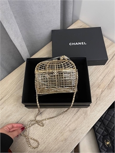 {{productViewItem.photos[photoViewList.activeNavIndex].Alt || productViewItem.photos[photoViewList.activeNavIndex].Description || 'Сумка Chanel'}}