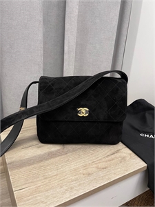 {{productViewItem.photos[photoViewList.activeNavIndex].Alt || productViewItem.photos[photoViewList.activeNavIndex].Description || 'Сумка Chanel'}}