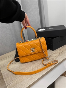 {{productViewItem.photos[photoViewList.activeNavIndex].Alt || productViewItem.photos[photoViewList.activeNavIndex].Description || 'Сумка Chanel'}}