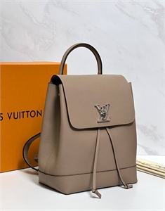 {{productViewItem.photos[photoViewList.activeNavIndex].Alt || productViewItem.photos[photoViewList.activeNavIndex].Description || 'Рюкзак  LOUIS VUITTON'}}