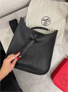 {{productViewItem.photos[photoViewList.activeNavIndex].Alt || productViewItem.photos[photoViewList.activeNavIndex].Description || 'Сумка Hermes 29 см'}}