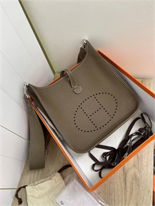 {{productViewItem.photos[photoViewList.activeNavIndex].Alt || productViewItem.photos[photoViewList.activeNavIndex].Description || 'Сумка Hermes 29 см'}}