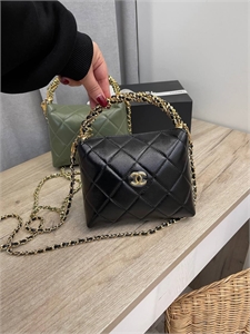 {{productViewItem.photos[photoViewList.activeNavIndex].Alt || productViewItem.photos[photoViewList.activeNavIndex].Description || 'Сумка Chanel'}}
