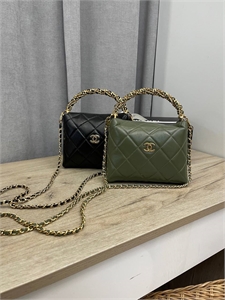 {{productViewItem.photos[photoViewList.activeNavIndex].Alt || productViewItem.photos[photoViewList.activeNavIndex].Description || 'Сумка Chanel'}}