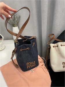 {{productViewItem.photos[photoViewList.activeNavIndex].Alt || productViewItem.photos[photoViewList.activeNavIndex].Description || 'Сумка miu miu'}}
