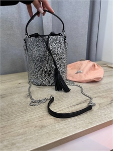 {{productViewItem.photos[photoViewList.activeNavIndex].Alt || productViewItem.photos[photoViewList.activeNavIndex].Description || 'Сумка miu miu'}}