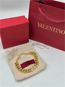 {{productViewItem.photos[photoViewList.activeNavIndex].Alt || productViewItem.photos[photoViewList.activeNavIndex].Description || 'Браслет VALENTINO'}}
