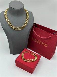 {{productViewItem.photos[photoViewList.activeNavIndex].Alt || productViewItem.photos[photoViewList.activeNavIndex].Description || 'Чокер VALENTINO'}}