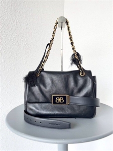 {{productViewItem.photos[photoViewList.activeNavIndex].Alt || productViewItem.photos[photoViewList.activeNavIndex].Description || 'Сумка BALENCIAGA'}}