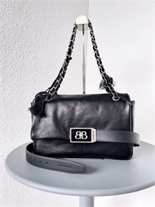 {{productViewItem.photos[photoViewList.activeNavIndex].Alt || productViewItem.photos[photoViewList.activeNavIndex].Description || 'Сумка BALENCIAGA'}}