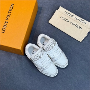 {{productViewItem.photos[photoViewList.activeNavIndex].Alt || productViewItem.photos[photoViewList.activeNavIndex].Description || 'Кроссовки LOUIS VUITTON'}}