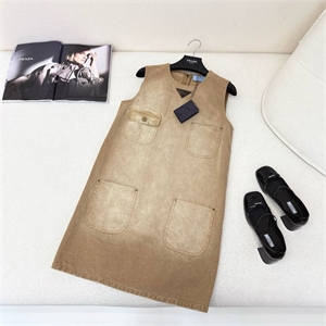 {{productViewItem.photos[photoViewList.activeNavIndex].Alt || productViewItem.photos[photoViewList.activeNavIndex].Description || 'Платье PRADA'}}